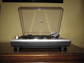 Photo shows the Audio-Technica AT-LP120-USB from the front. The platter and controls emerge from the eye-level platform.
